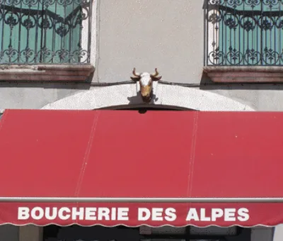 Sur le store du boucher